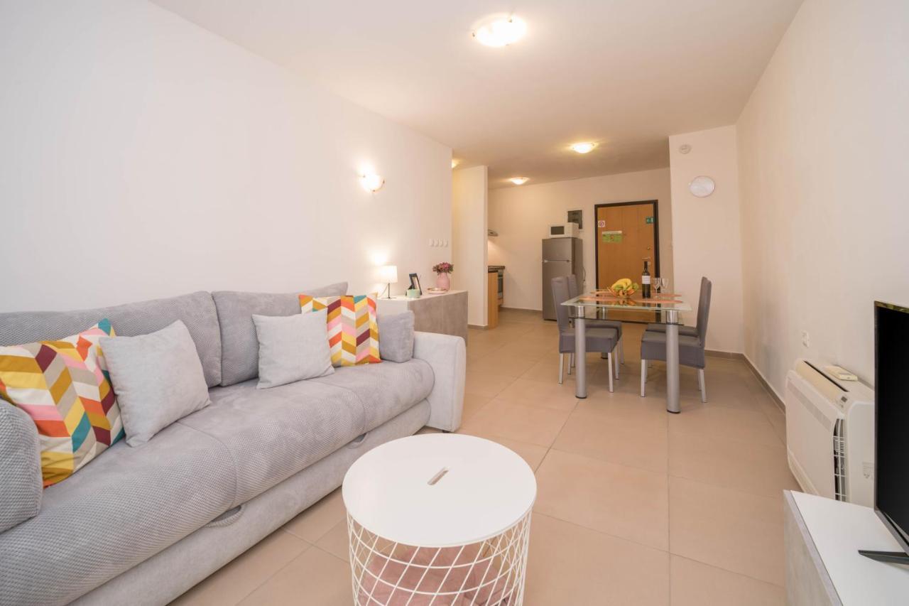 Apartman Ella Umago Esterno foto