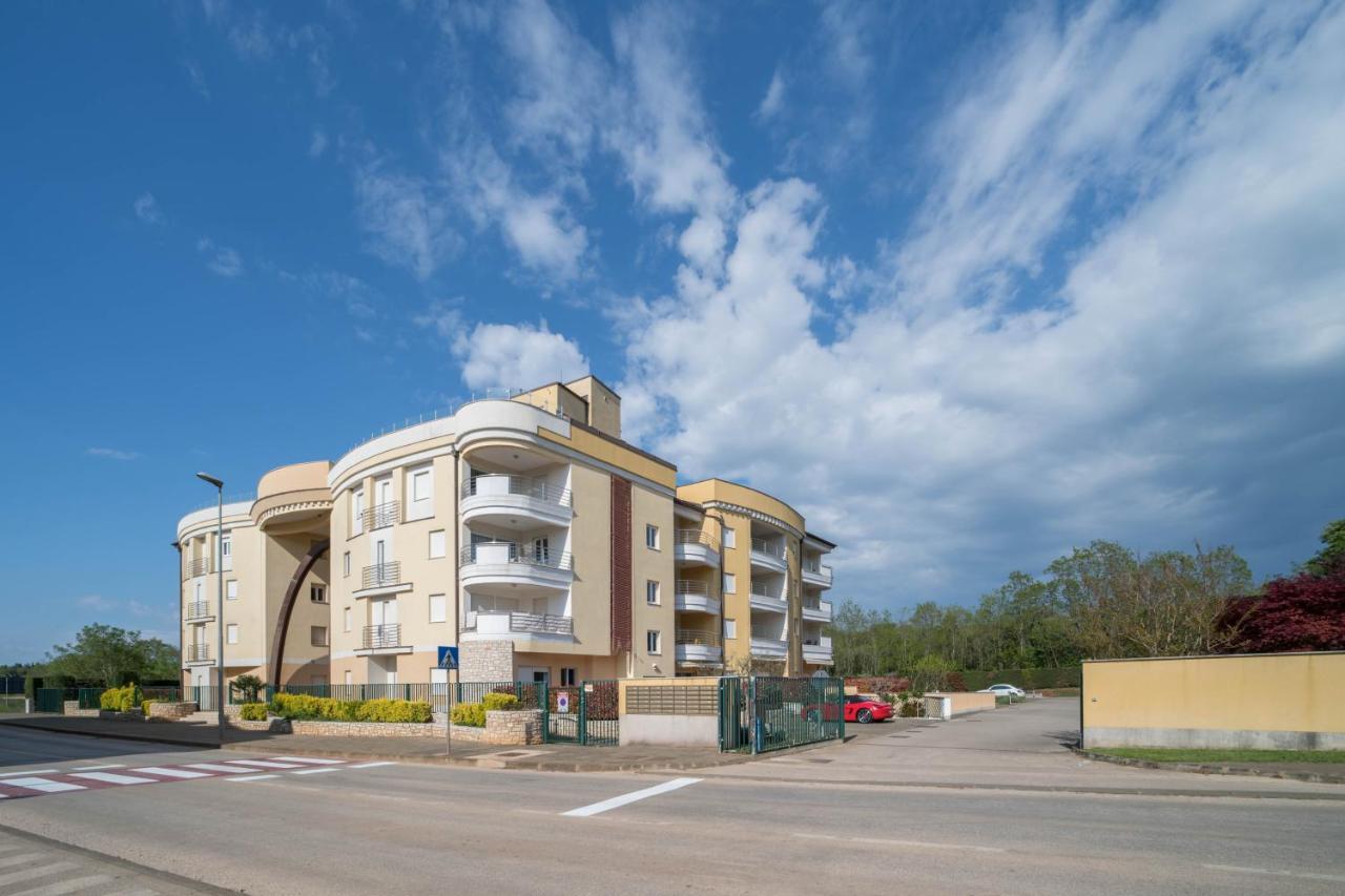 Apartman Ella Umago Esterno foto