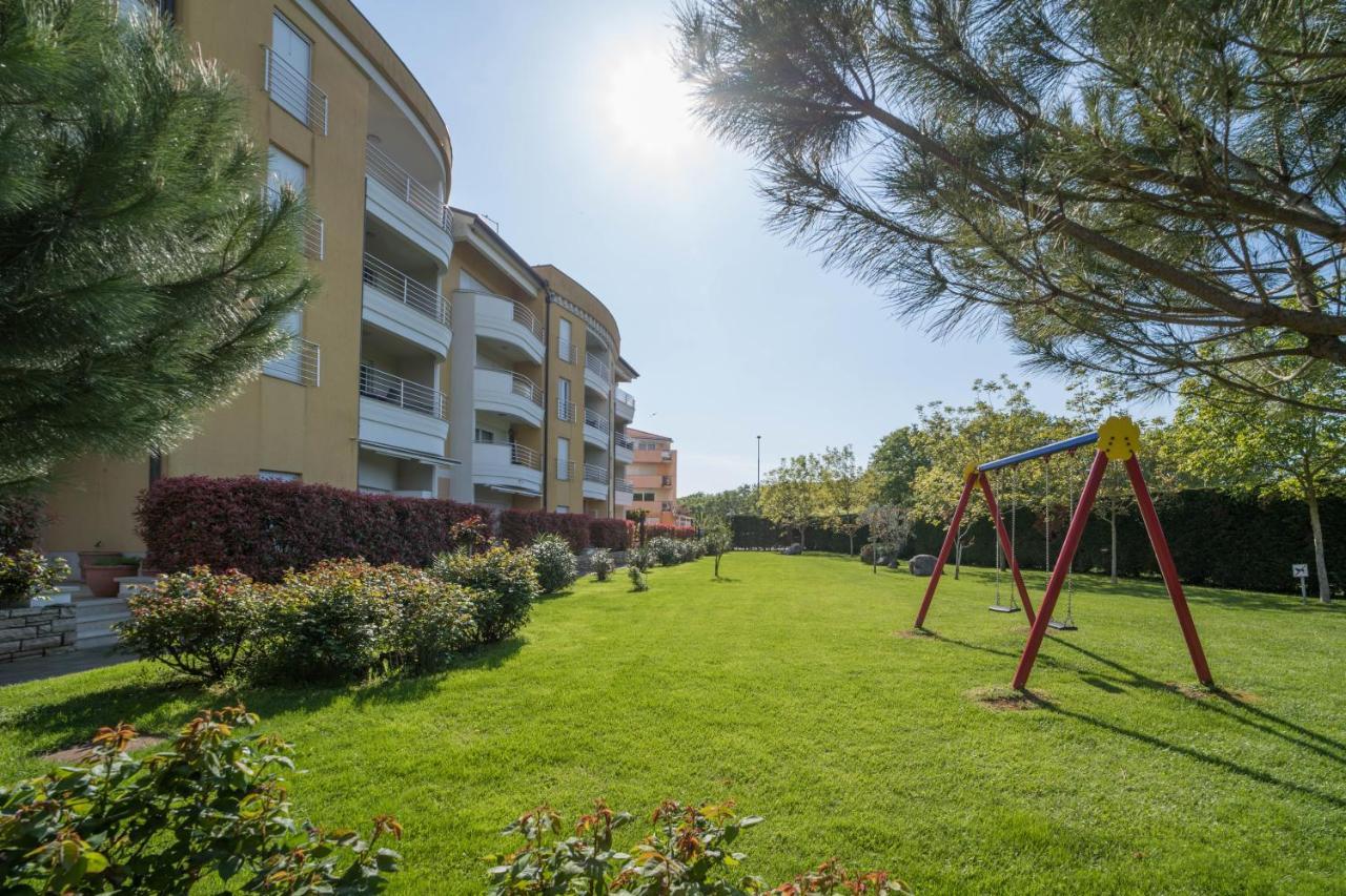 Apartman Ella Umago Esterno foto