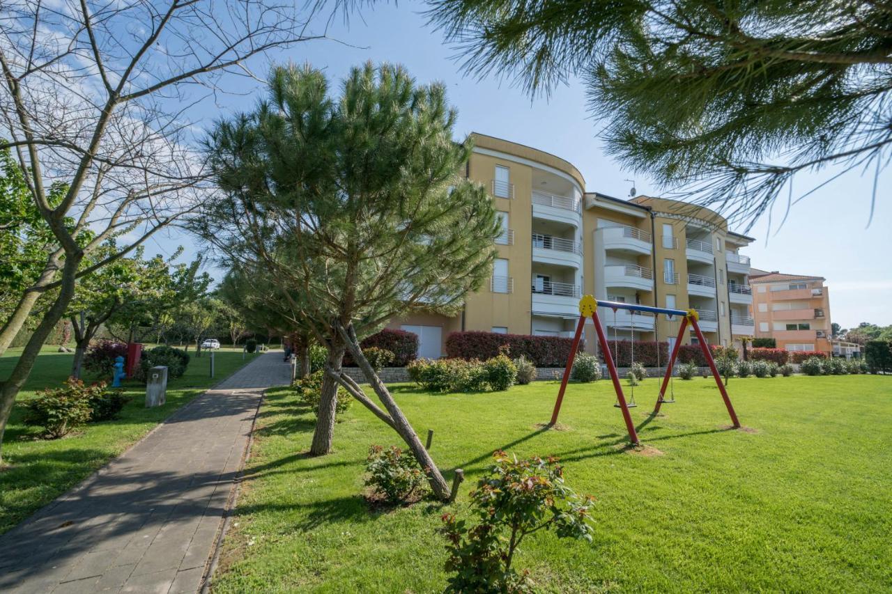 Apartman Ella Umago Esterno foto