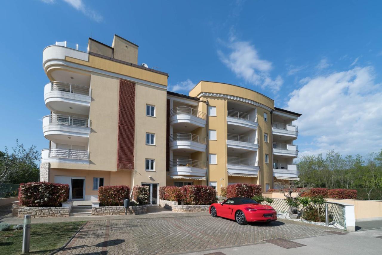 Apartman Ella Umago Esterno foto