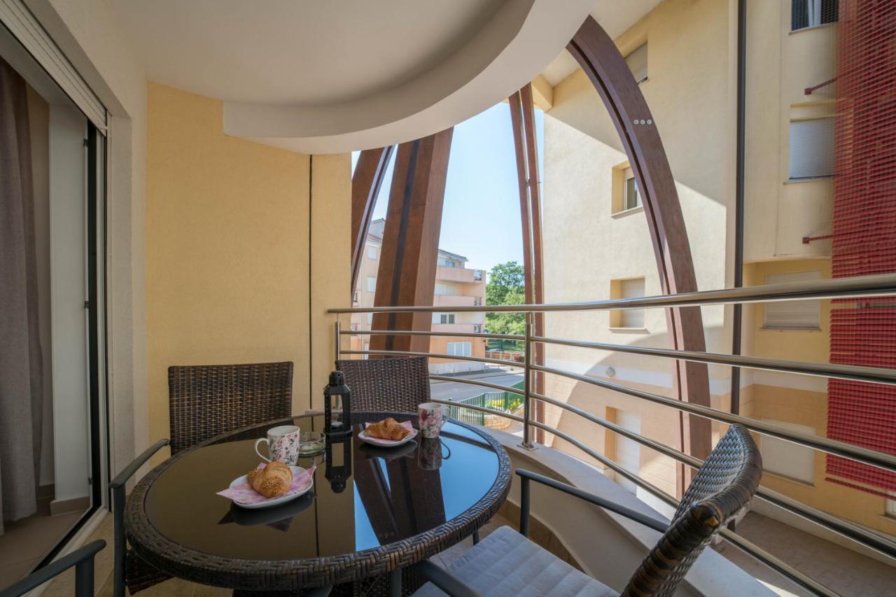 Apartman Ella Umago Esterno foto